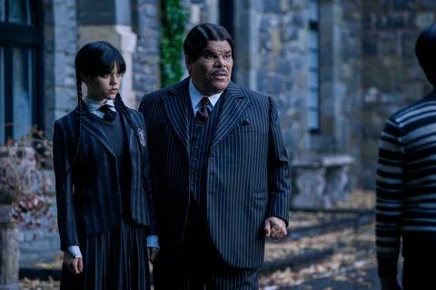 miercuri l to r jenna ortega ca miercuri addams, luis guzmán ca gomez addams în episodul 101 din miercuri cr vlad ciopleanetflix © 2022