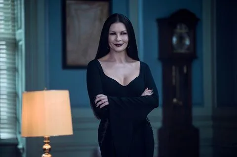 miercuri catherine zeta jones ca morticia adams în episodul 105 din miercuri cr vlad ciopleanetflix © 2022