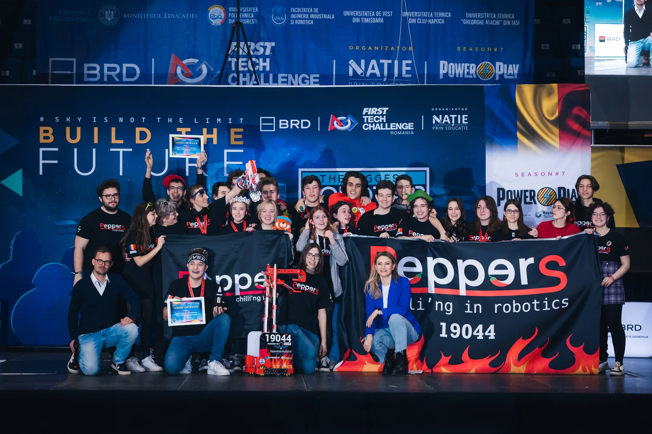 3 echipe de elevi romani pleaca la Campionatul Mondial de Robotica FIRST din SUA! Romania este campioana en-titre!