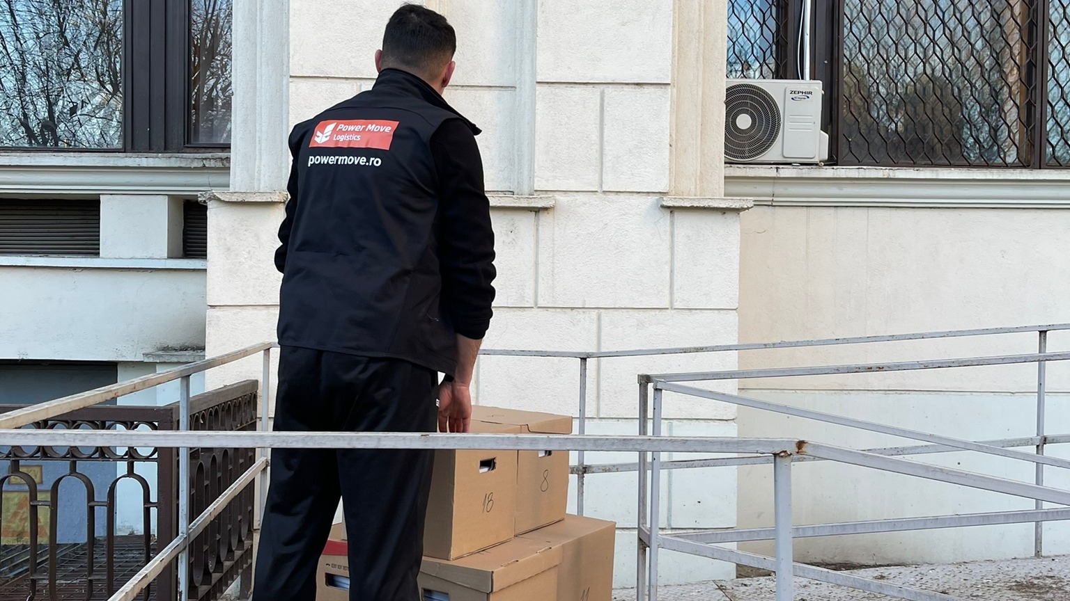 Cum să vă organizați pentru a face mutarea mai ușoară și mai eficientă cu ajutorul unei firme de mutări