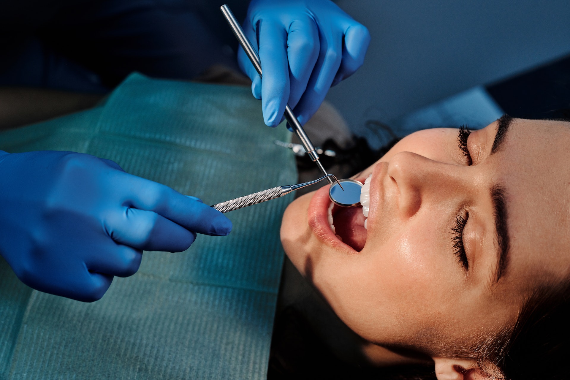AICI Toate întrebările pe care v-ați gândit să le adresați dentistului