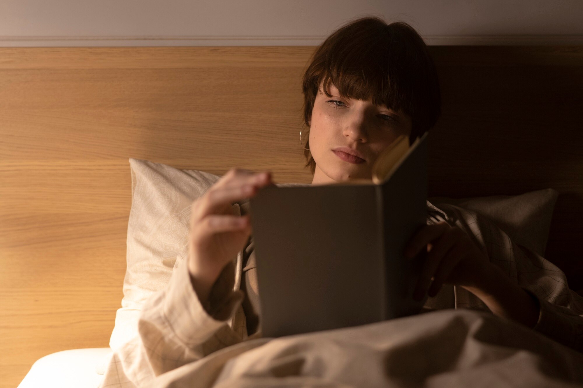 Cum îți îmbunătățește lectura de seară calitatea vieții