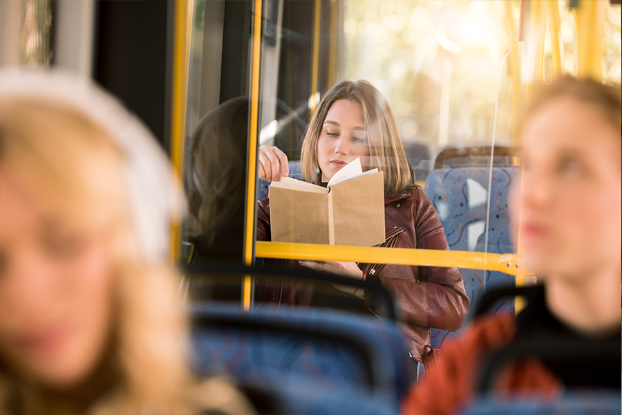 Cum să citești mai mult: strategii pentru cititoarele moderne