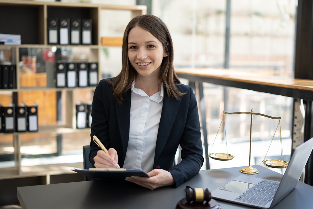 Calitățile unui avocat bun: Un ghid pentru alegerea reprezentării legale de top