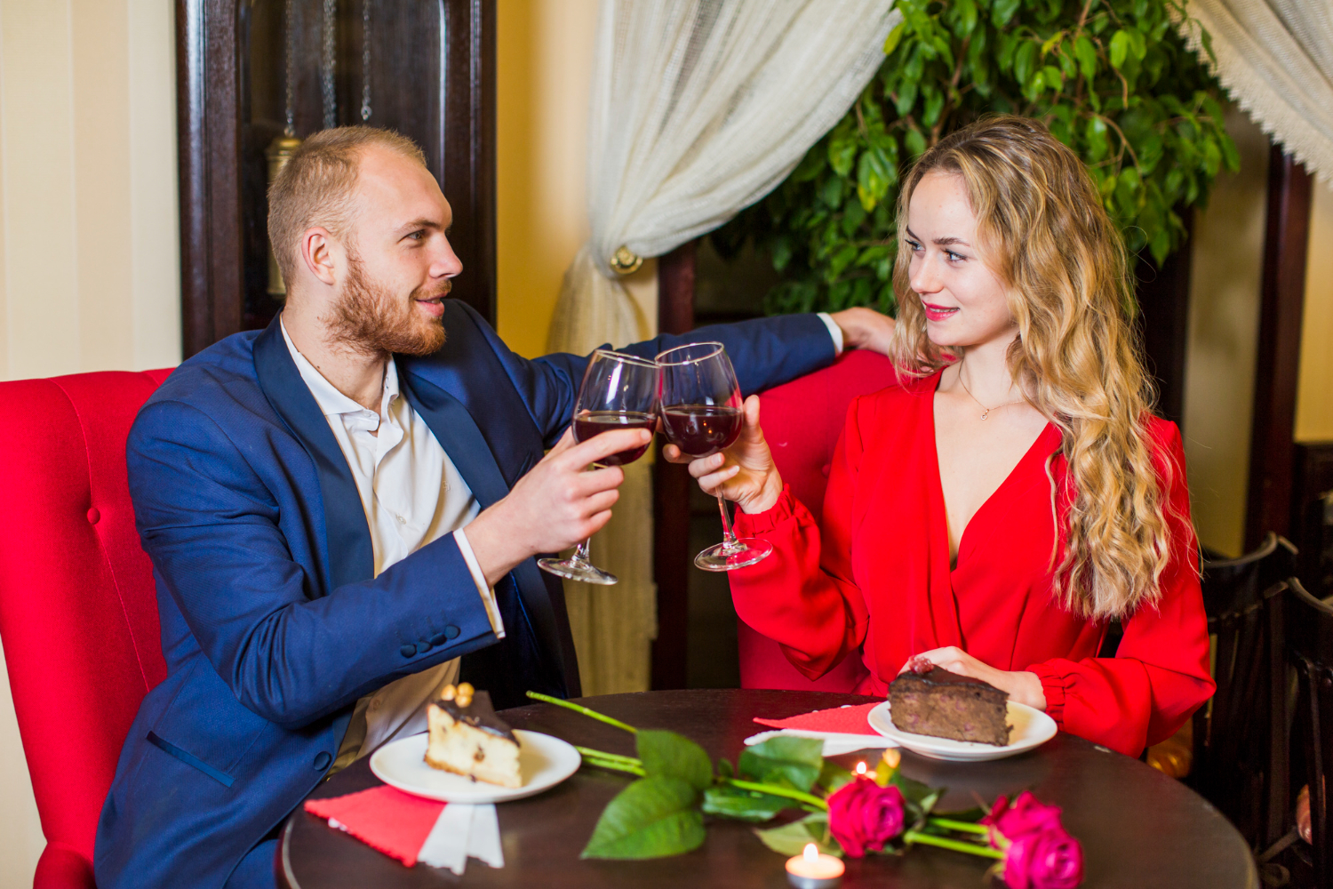 Cele mai bune metode de a seduce un bărbat la prima întâlnire