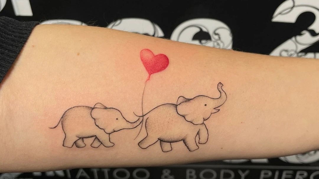 Tatuaje și piercinguri în 2026: cum le integrezi elegant în stilul feminin, fără să „strige”