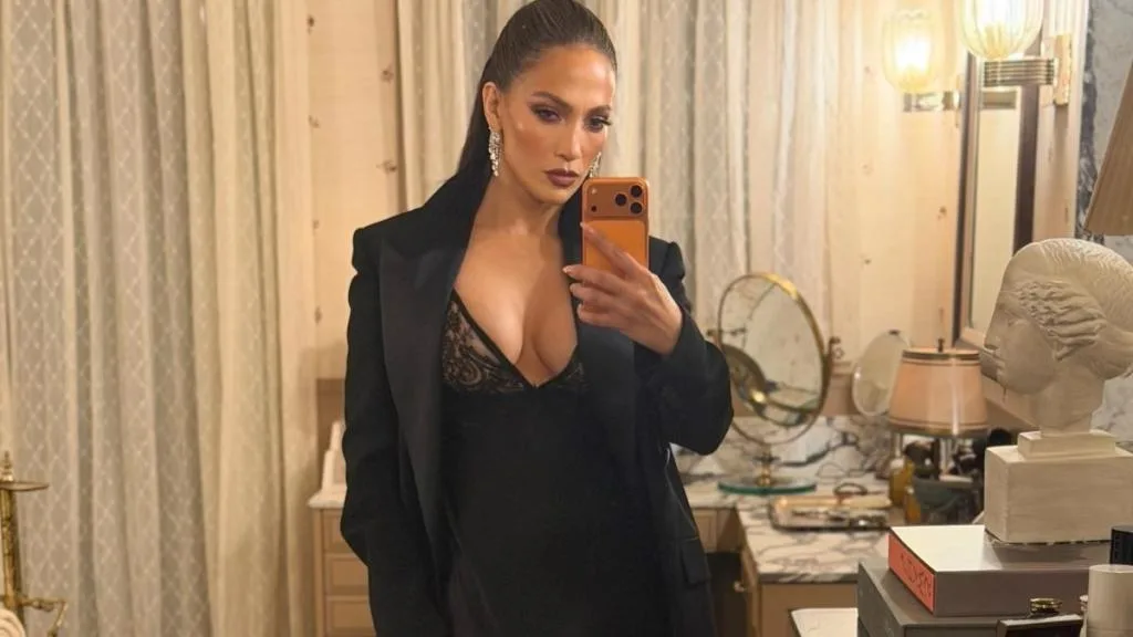 Jennifer Lopez a apărut la Paris pe 7 iulie 2026 cu un look relaxat construit în jurul unui palton roz pal