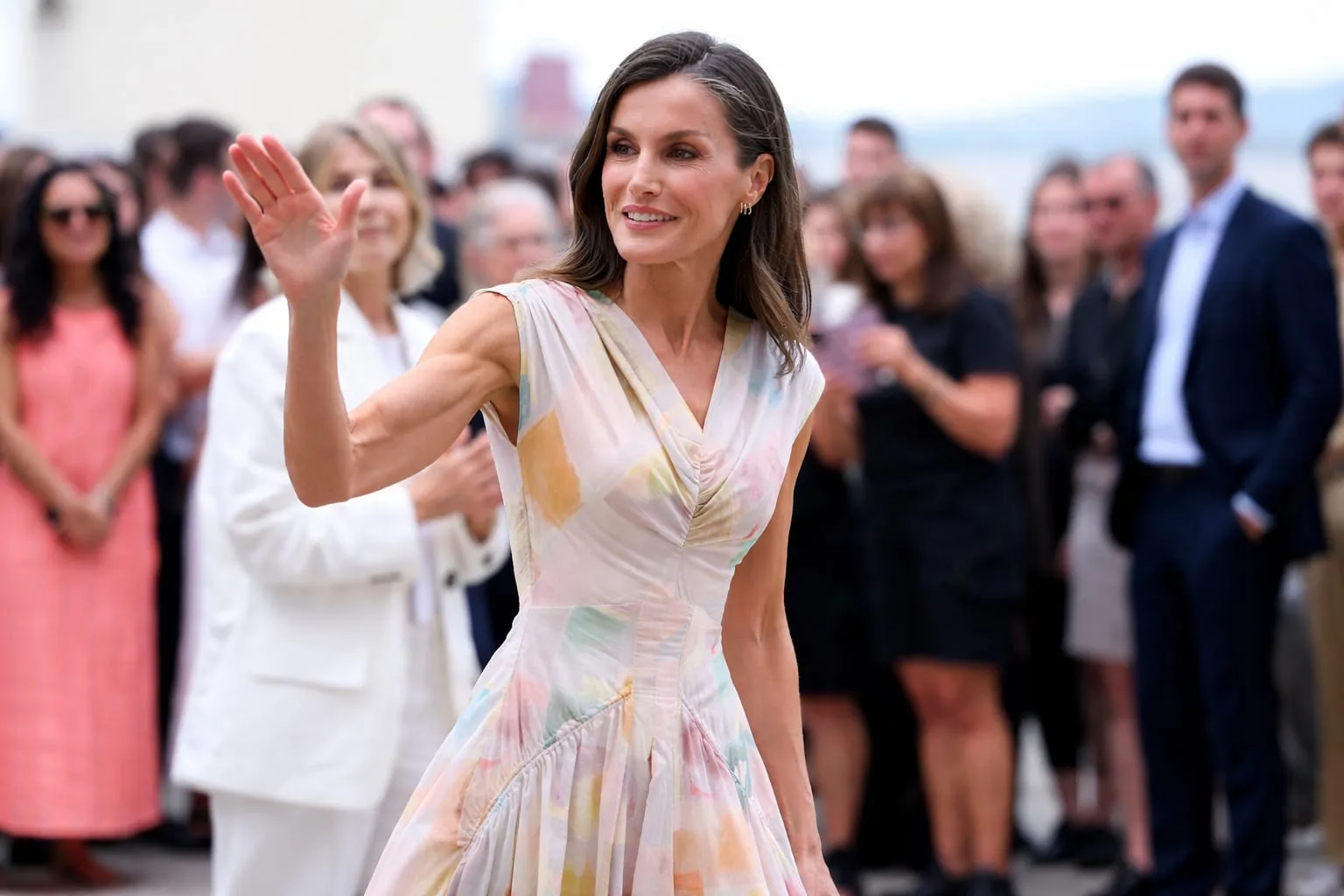 Regina Letizia a marcat 50 de ani ai brandului Adolfo Domínguez într o rochie midi pastelată
