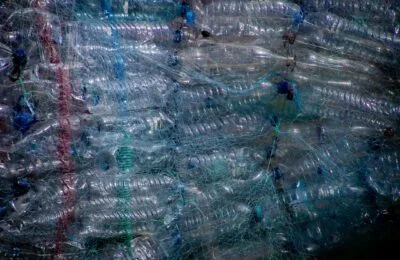 De ce hainele din sticle reciclate pot opri reutilizarea plasticului după un singur ciclu