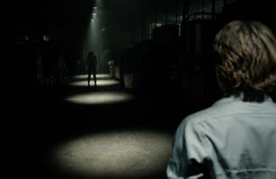Rebecca, interpretată de Teresa Palmer, înfruntă o prezență cunoscută din copilărie în „Lights Out”